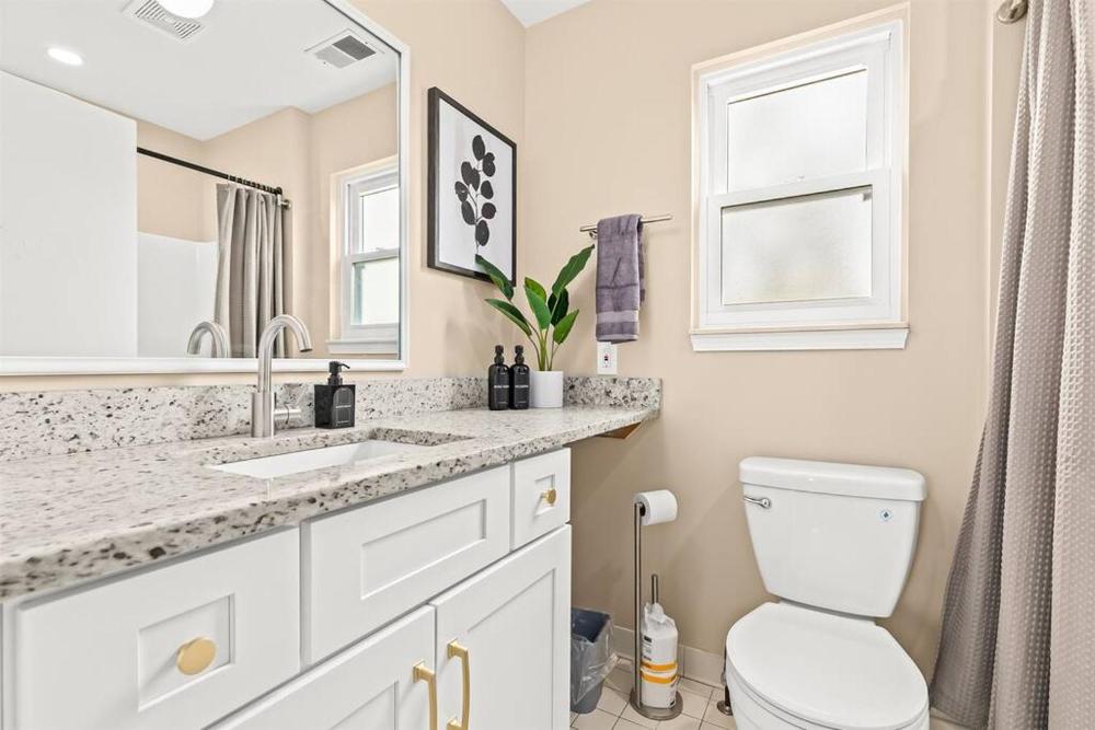 New! Cozy 1BR minutes from Downtown Roseville